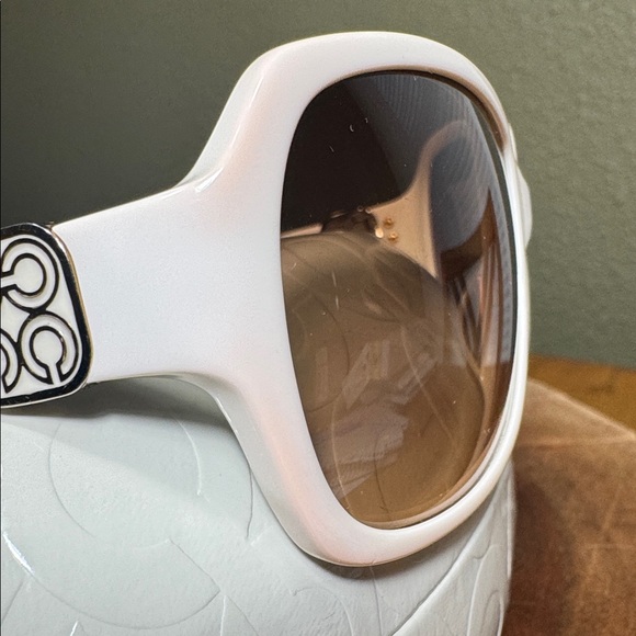 COACH KIT WHITE SUNGLASSES WITH OP ART HARD SHELL CASE - Picture 9 of 14